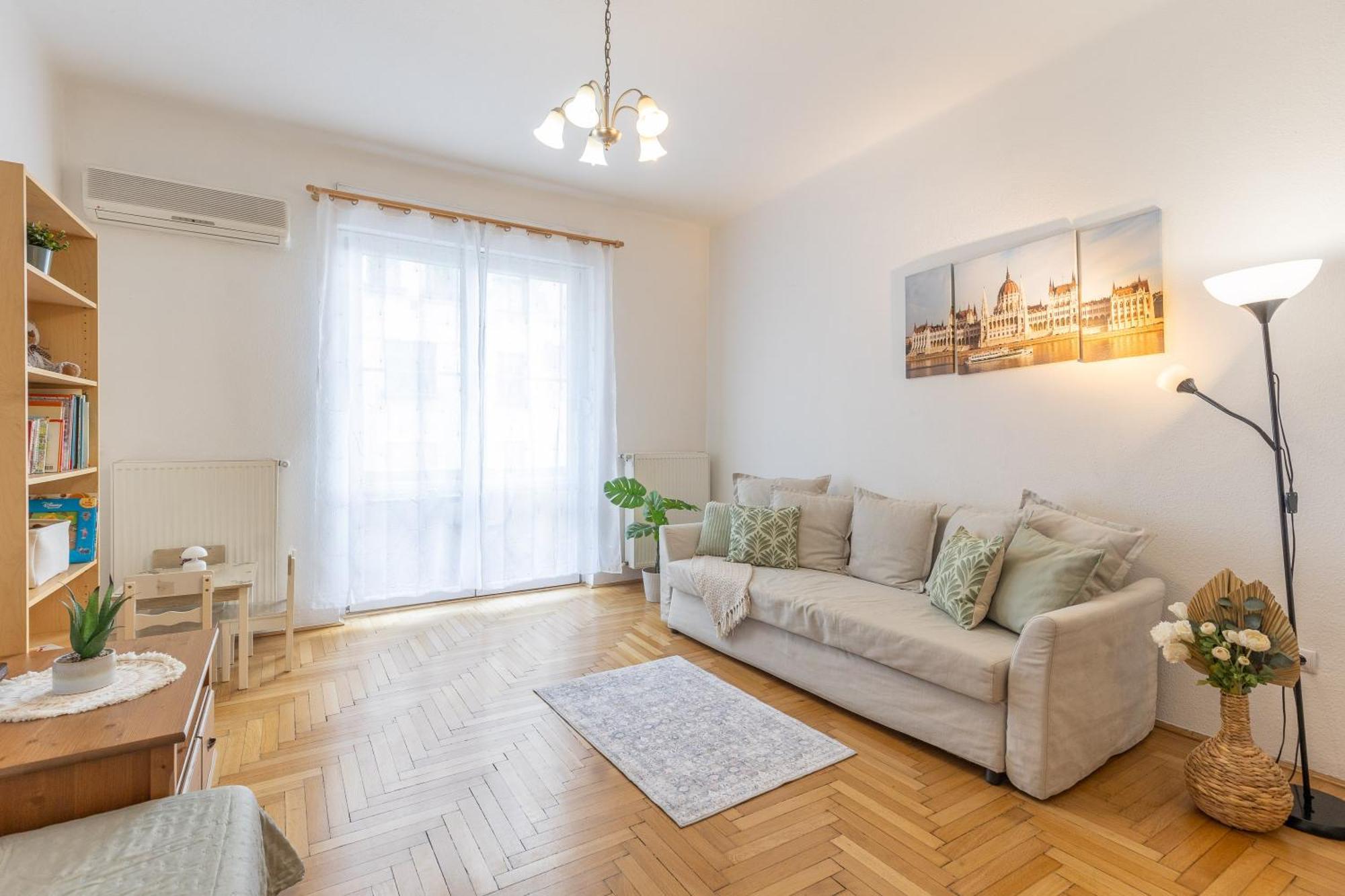 Riverside Balcony Apartment With View To Danube — Photos 3