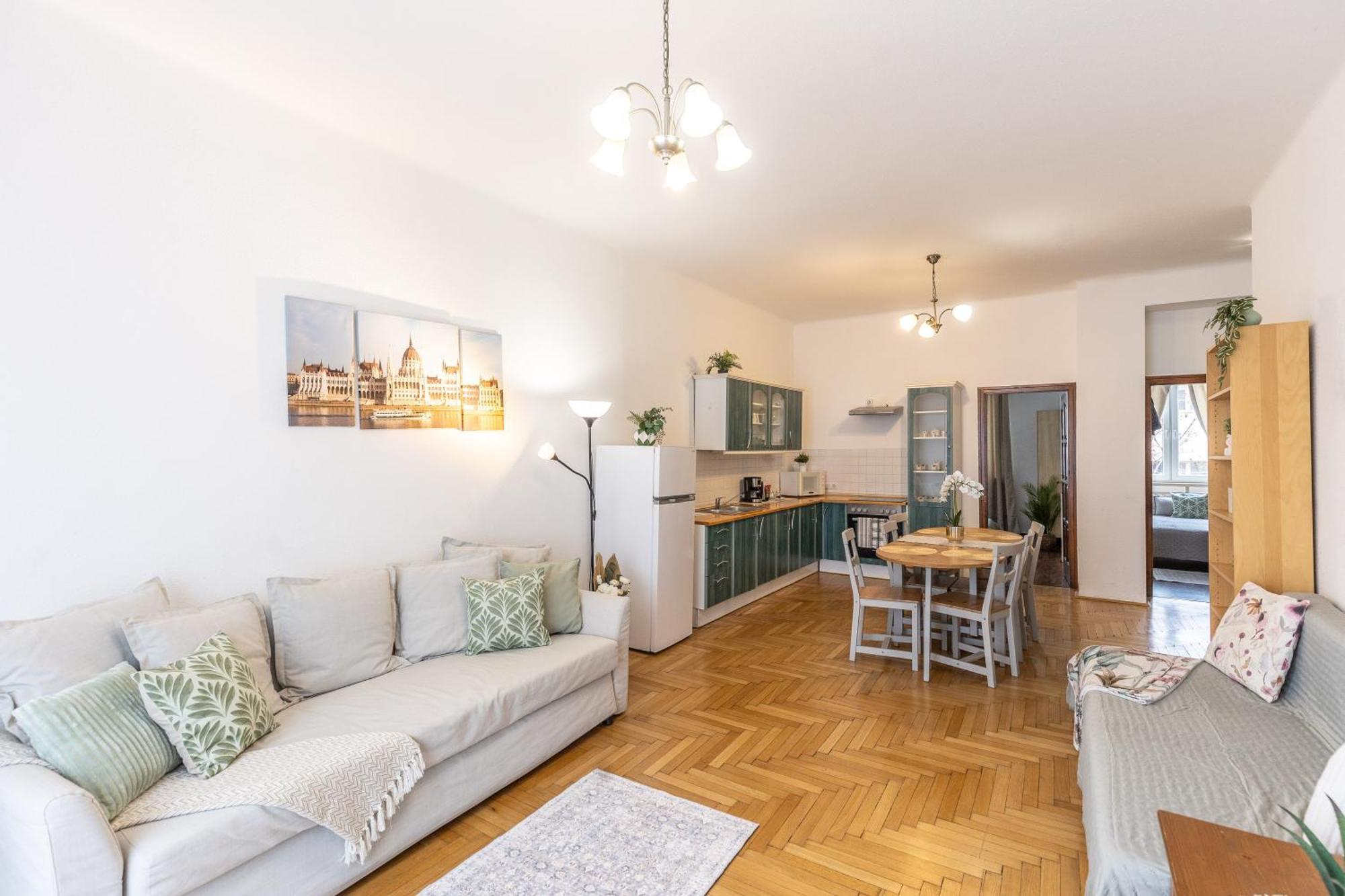 Riverside Balcony Apartment With View To Danube — Photos 1