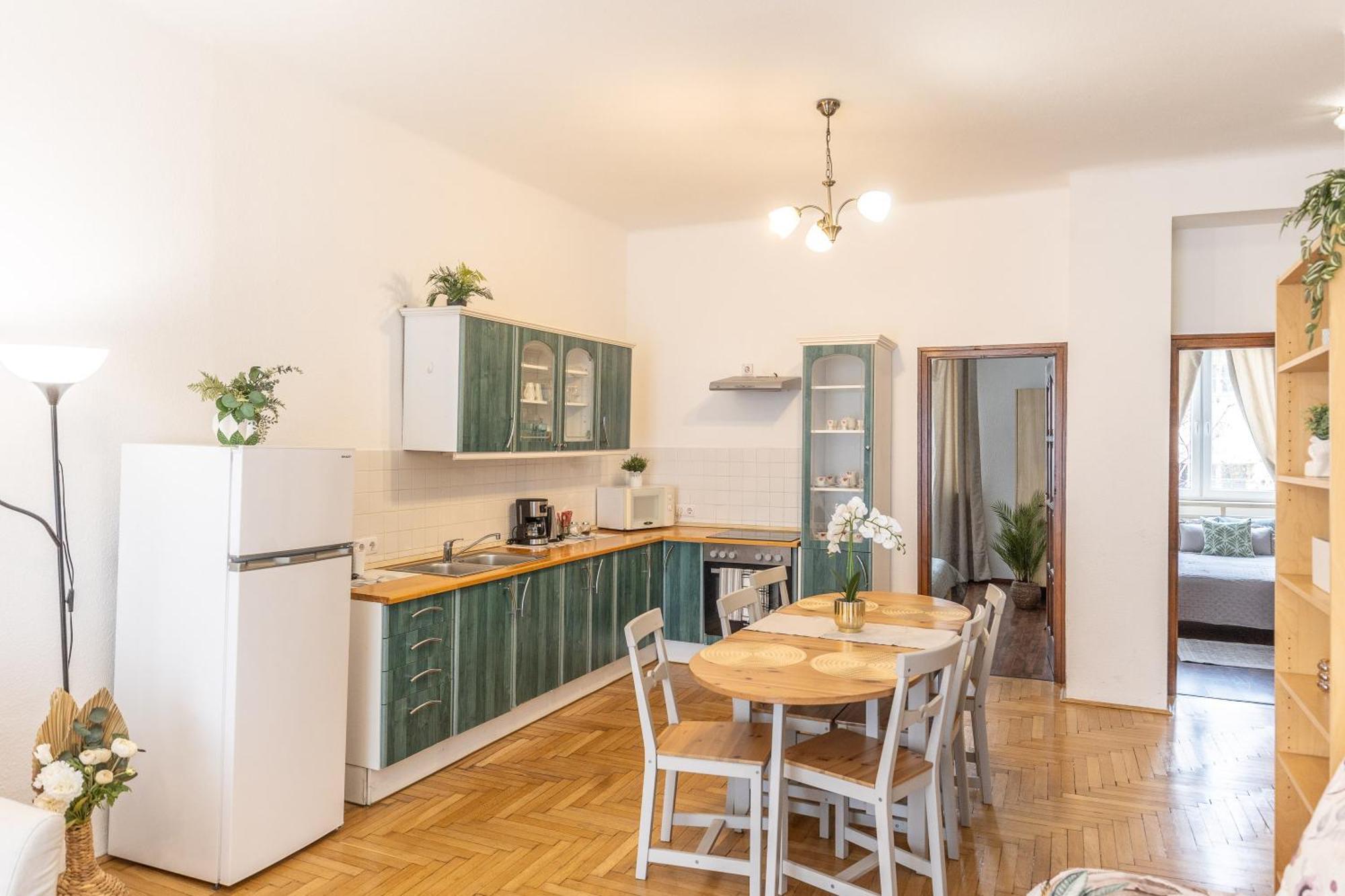 Riverside Balcony Apartment With View To Danube — Photos 2